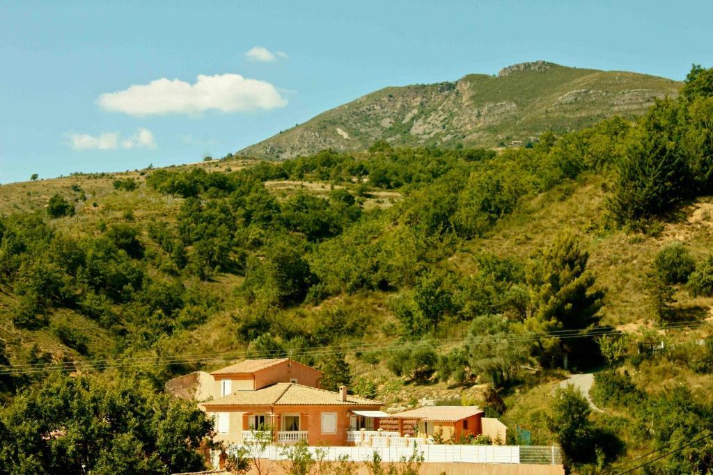Chambres D'Hotes Les Noisetiers Digne-les-Bains Bagian luar foto